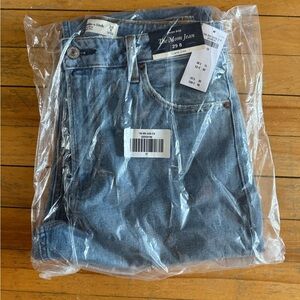 Abercrombie & Fitch High Rise mom Blue Jeans